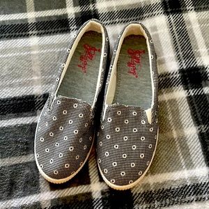 Black and white flowered slide on